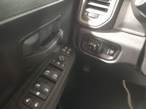 Used 2024 RAM 2500 Tradesman w/ Chrome Appearance Group image 17