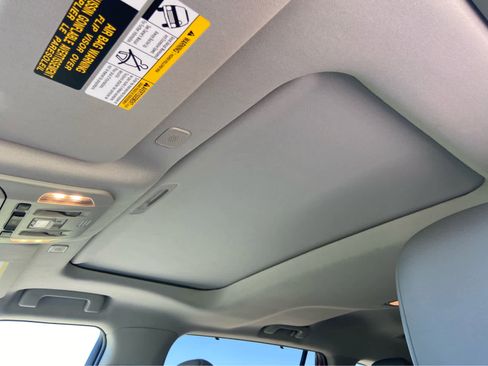 Used 2023 Toyota Highlander XLE FWD image 10