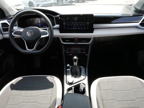 Used 2025 Volkswagen Taos SE w/ Panoramic Sunroof Package AWD/4WD image 10
