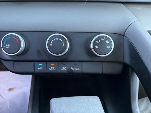 Used 2024 Hyundai Elantra SE FWD image 23
