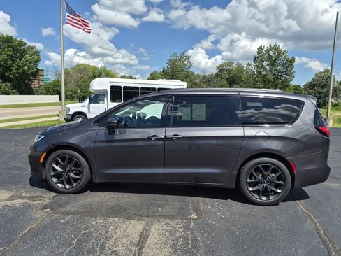Used 2022 Chrysler Pacifica Touring-L w/ S Appearance Package FWD image 5