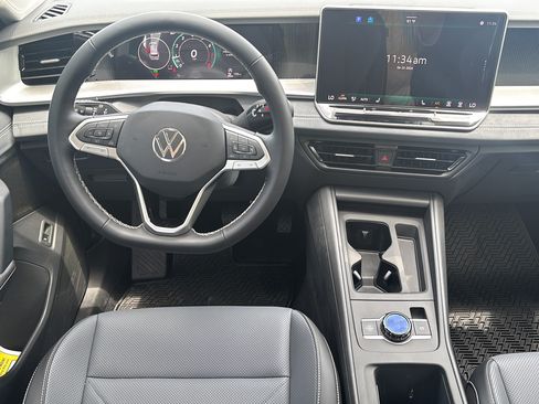 New 2026 Volkswagen Tiguan SE FWD image 19