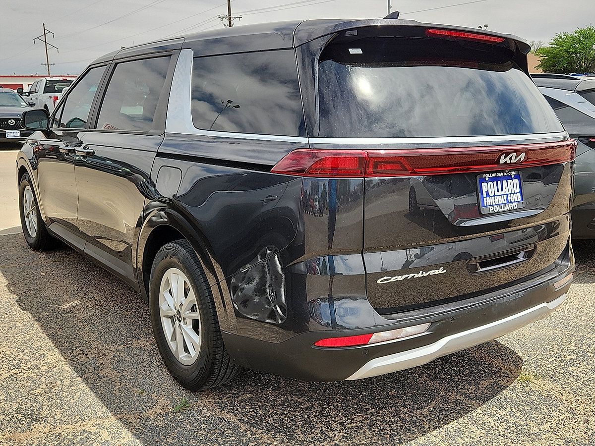 Used 2022 Kia Carnival LX FWD image 2