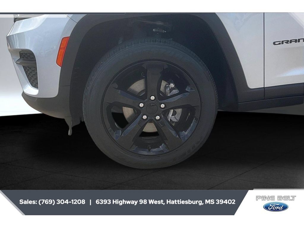 Used 2023 Jeep Grand Cherokee Altitude AWD/4WD image 9