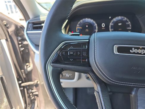 Used 2022 Jeep Grand Cherokee Overland w/ Luxury Tech Group IV image 34