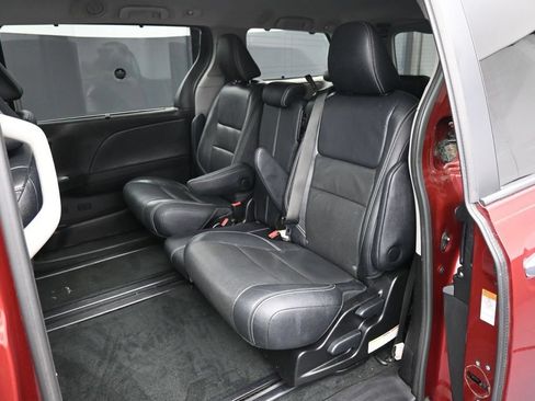Used 2017 Toyota Sienna SE FWD image 22