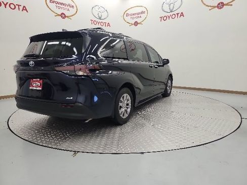 Used 2025 Toyota Sienna XLE FWD image 8