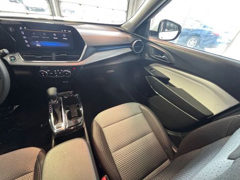 Used 2025 Chevrolet Trax LT image 35