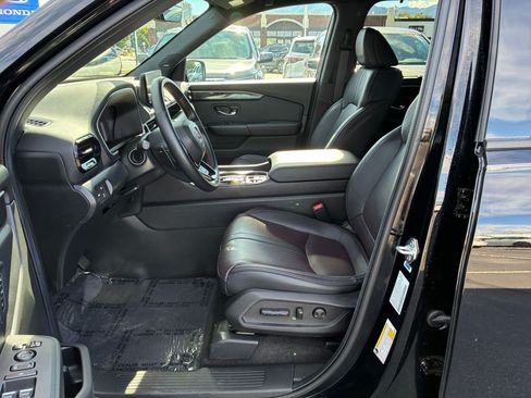 Used 2025 Honda Pilot Black Edition image 17