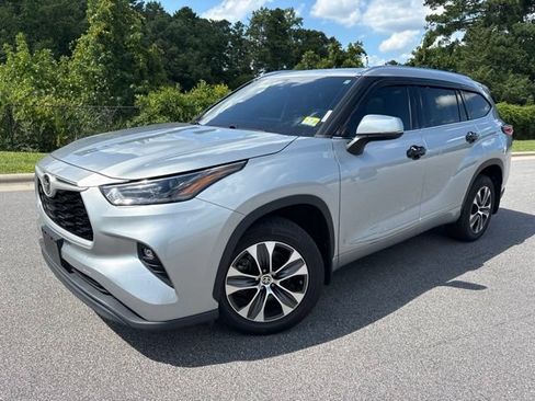 Used 2021 Toyota Highlander XLE AWD/4WD image 1