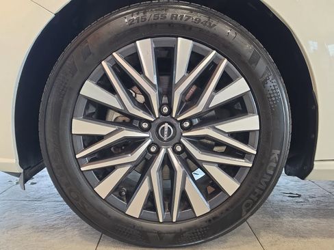 Used 2024 Nissan Altima 2.5 SV FWD image 13