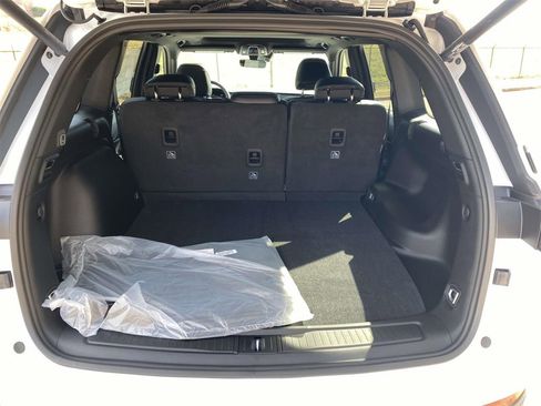 New 2025 Jeep Grand Cherokee Laredo image 8