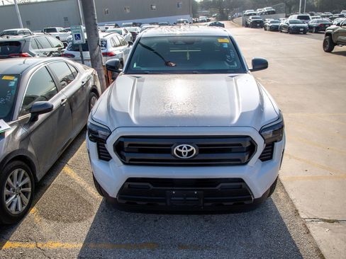 Used 2025 Toyota Tacoma SR image 5