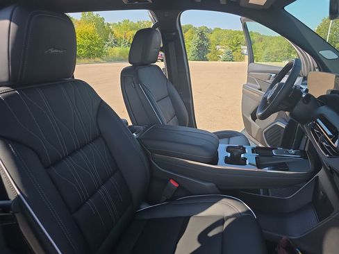 New 2026 Buick Enclave Avenir w/ Super Cruise Package FWD image 10