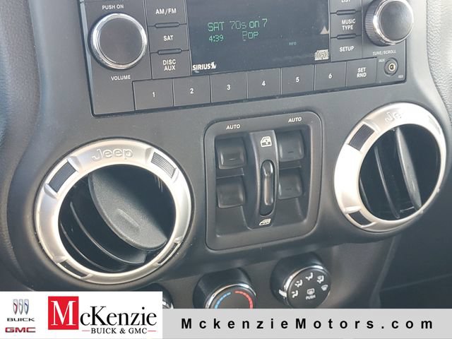 Used 2017 Jeep Wrangler Unlimited Sahara w/ Connectivity Group AWD/4WD image 16