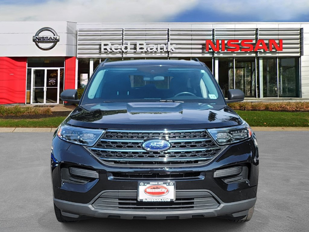 Used 2023 Ford Explorer XLT AWD/4WD image 2