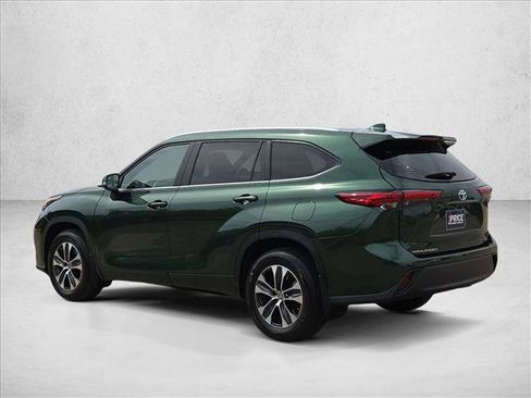 Used 2023 Toyota Highlander XLE FWD image 6
