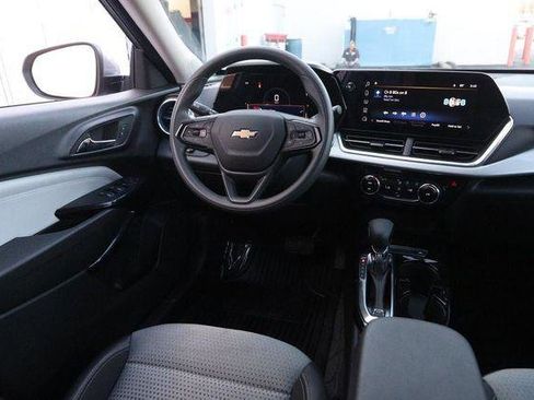 Used 2025 Chevrolet Trax LT image 25