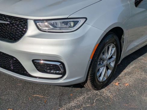 New 2026 Chrysler Pacifica Limited FWD image 9