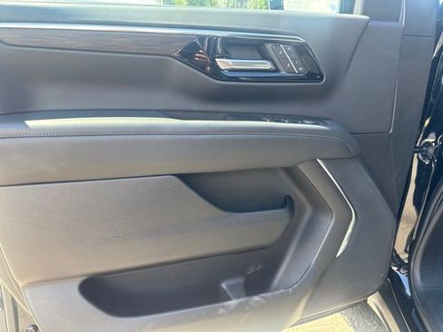 Used 2025 Chevrolet Suburban Z71 AWD/4WD image 18