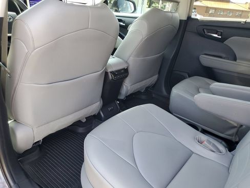 Used 2024 Toyota Highlander XLE FWD image 23