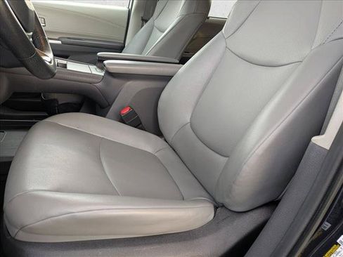 Used 2024 Toyota Sienna XLE FWD image 12