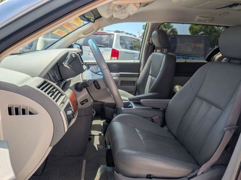 Used 2008 Chrysler Town & Country Touring FWD image 9