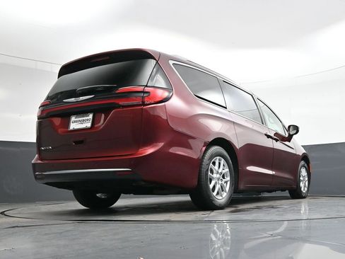 Used 2021 Chrysler Pacifica Touring-L image 36