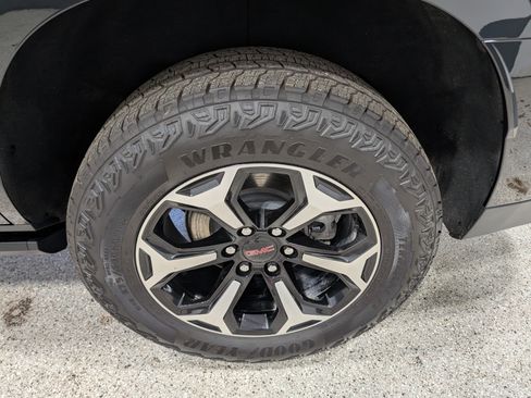 Used 2025 GMC Yukon AT4 w/ AT4 Premium Package AWD/4WD image 12