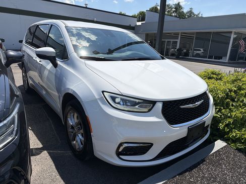Used 2023 Chrysler Pacifica Touring-L AWD/4WD image 2