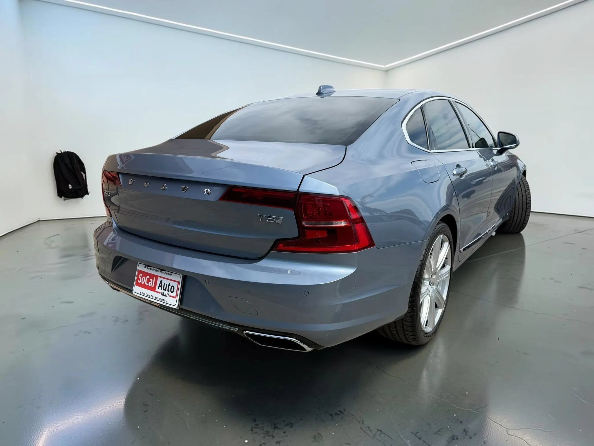 Used 2017 Volvo S90 T5 Inscription w/ Vision Package FWD image 3