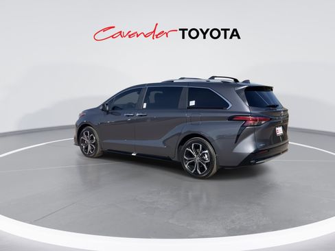 Certified 2025 Toyota Sienna Platinum image 6