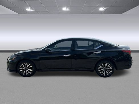 Used 2024 Nissan Altima 2.5 SV FWD image 6