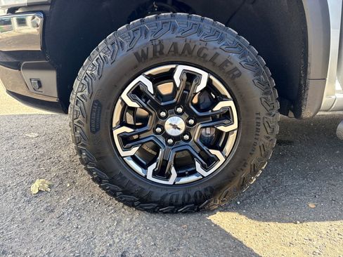 Used 2024 Chevrolet Silverado 1500 ZR2 image 27