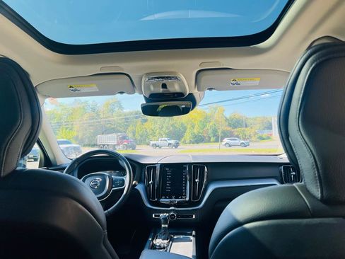 Used 2020 Volvo XC60 T5 Momentum image 30