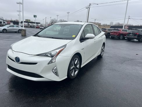 Used 2016 Toyota Prius Three Touring image 4