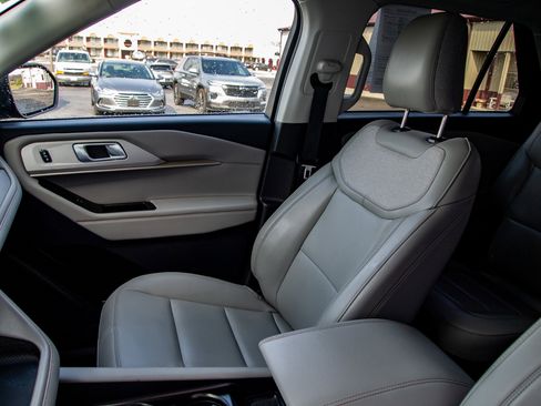 Used 2025 Ford Explorer Active w/ Active Comfort Package image 14