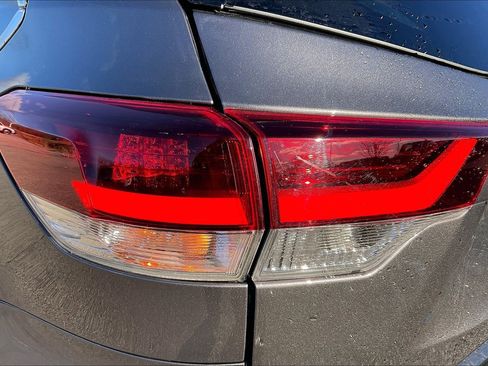 Used 2019 Toyota Highlander AWD V6 image 27