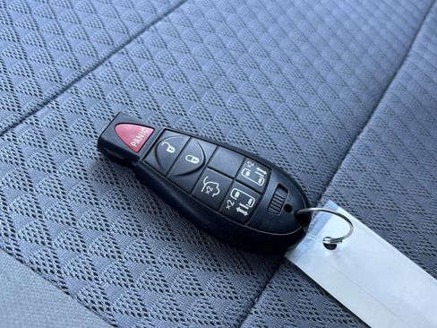 Used 2009 Chrysler Town & Country Touring image 8