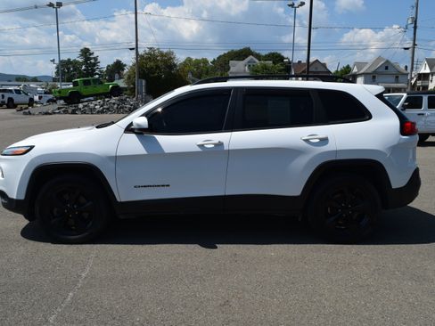 Used 2018 Jeep Cherokee Latitude w/ Altitude Package AWD/4WD image 7