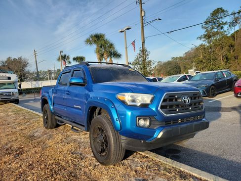 Used 2017 Toyota Tacoma SR5 w/ Tow Package image 8