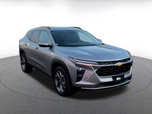 Used 2025 Chevrolet Trax LT image 3