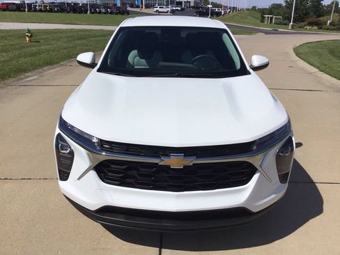 Used 2024 Chevrolet Trax LS w/ LS Convenience Package FWD image 2