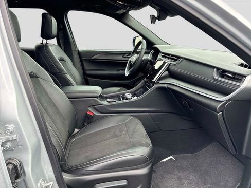 Used 2025 Jeep Grand Cherokee L Altitude image 9