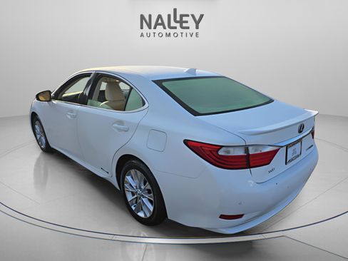 Used 2015 Lexus ES 300h w/ Navigation System Package image 4