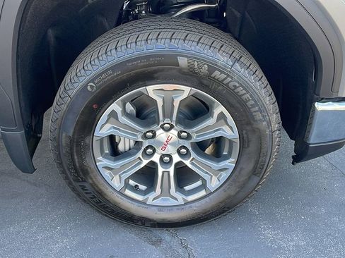 New 2026 GMC Sierra 1500 SLE w/ Preferred Package image 9