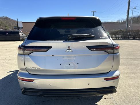 New 2026 Mitsubishi Outlander ES image 3