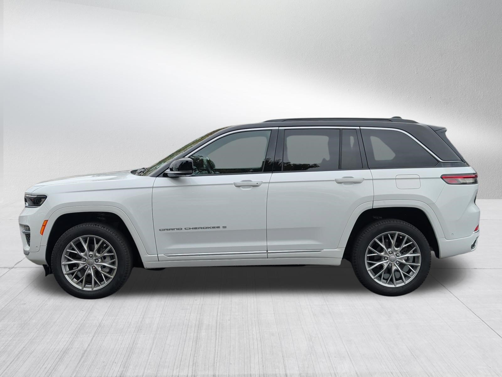 Used 2024 Jeep Grand Cherokee Summit AWD/4WD image 4