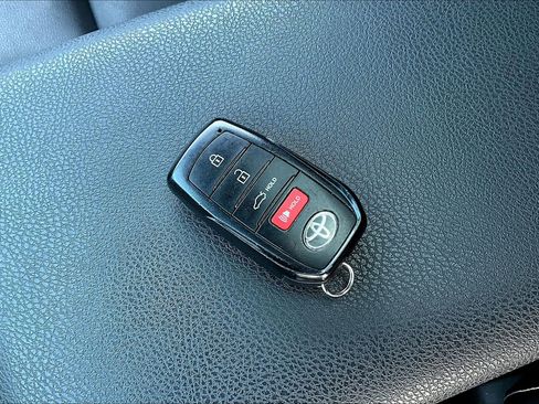 Used 2025 Toyota Camry SE w/ Convenience Package image 31