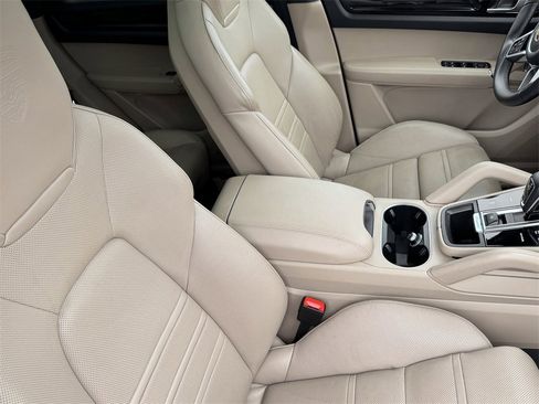 Used 2022 Porsche Cayenne image 29